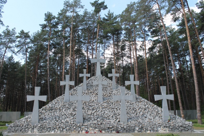 778c422-mizhnarodnyy-memorial-zhertva-totalitaryzmu-nimz-bykivnianski-mohyly--scaled--1-