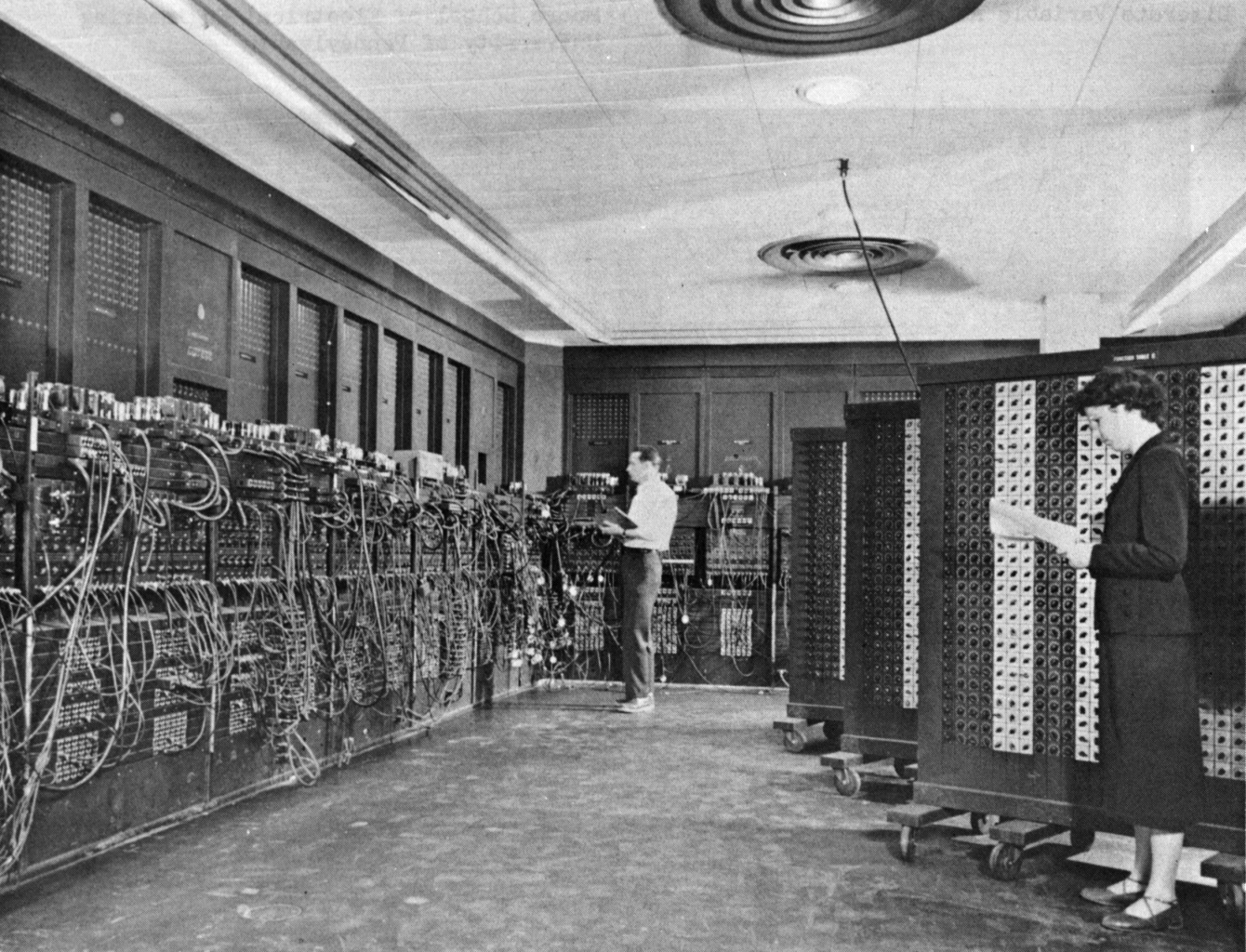 Glen_Beck_and_Betty_Snyder_program_the_ENIAC_in_building_328_at_the_Ballistic_Research_Laboratory