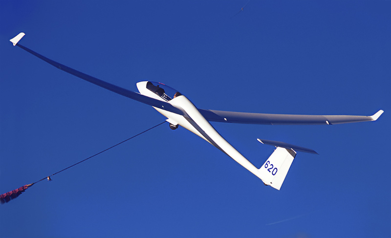 Schempp-Hirth_Ventus_2b_glider_being_launched_at_Lasham_Airfield_in_UK