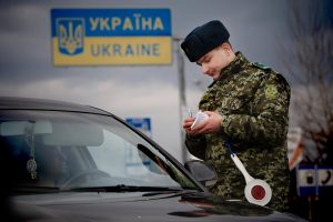 як можна виїхати за кордон чоловіку