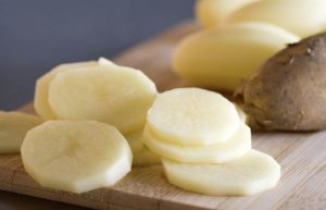 чи можна їсти сиру картоплю