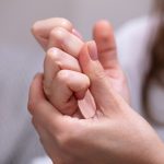 Чи шкідливо хрустіти пальцями: відповідь науки