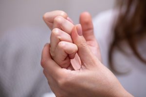 чи шкідливо хрустіти пальцями