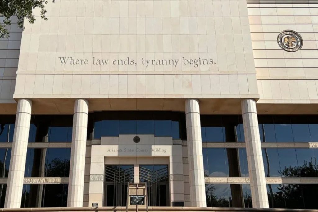 У США Верховний суд Аризони дозволив суддям використовувати ШІ