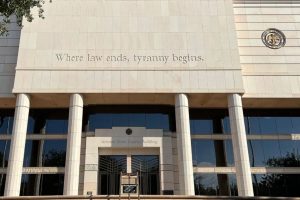 У США Верховний суд Аризони дозволив суддям використовувати ШІ