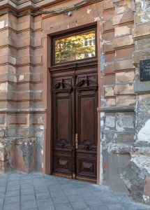 Двері відкриті чи відчинені: норма і жива мова