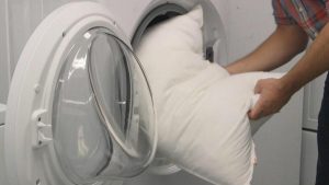 Чи можна прати подушки в пральній машині без ризику