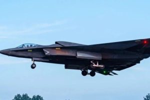 Китай продовжує випробування J-36 на тлі розробки авіаційного лазера