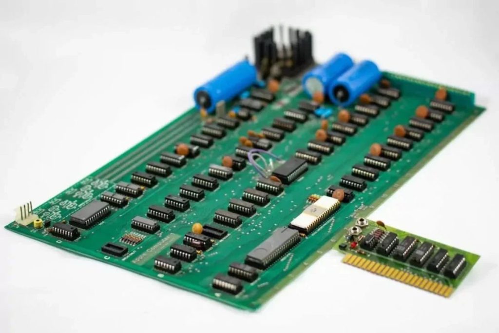 Рідкісний комп'ютер Apple-1 із підписом Возняка та листом Джобса продали за $1,15 мільйона