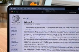 Штучний інтелект загрожує Вікіпедії найбільша енциклопедія світу може втратити своїх читачів