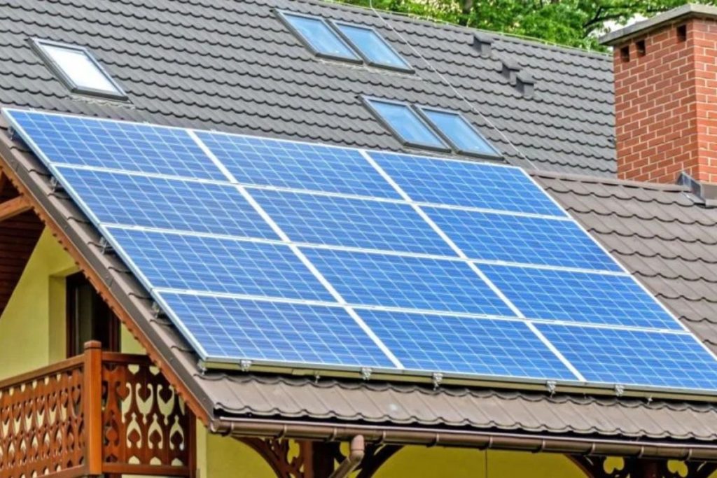 Сонячні панелі не завжди вигідніше ставити на південь західні дали на 49% більше енергії в пікові години